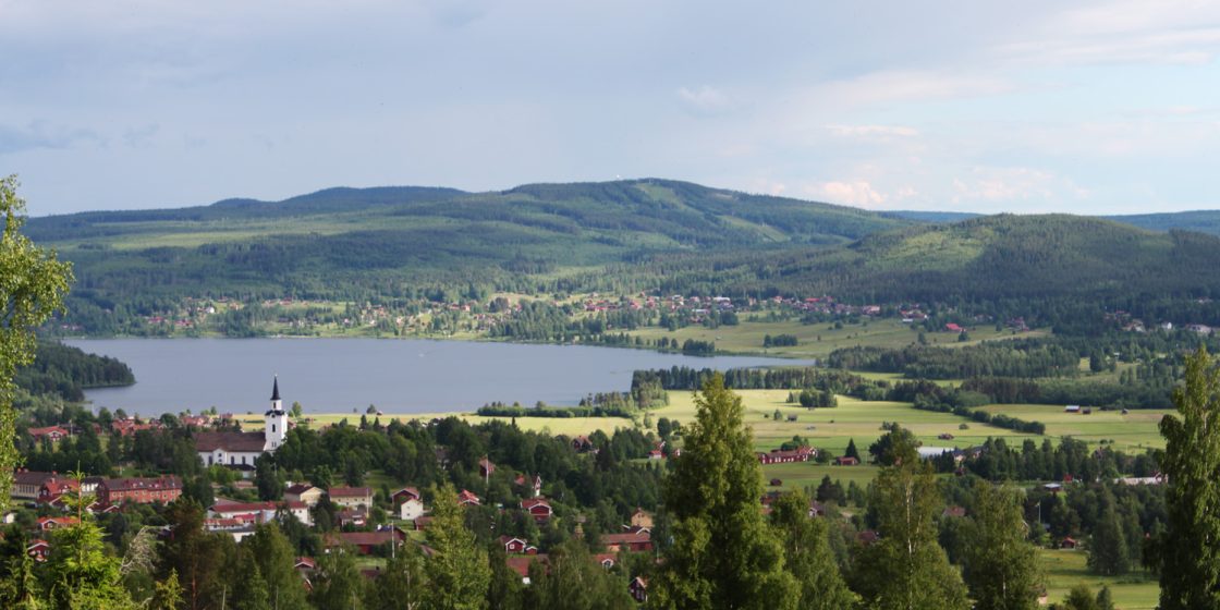 Utsikt över Siljansnäs med byn och kyrkan samt Siljan i bakgrunden.