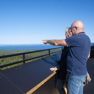 Två besökare i utsiktstornet blickar ut över Siljan.